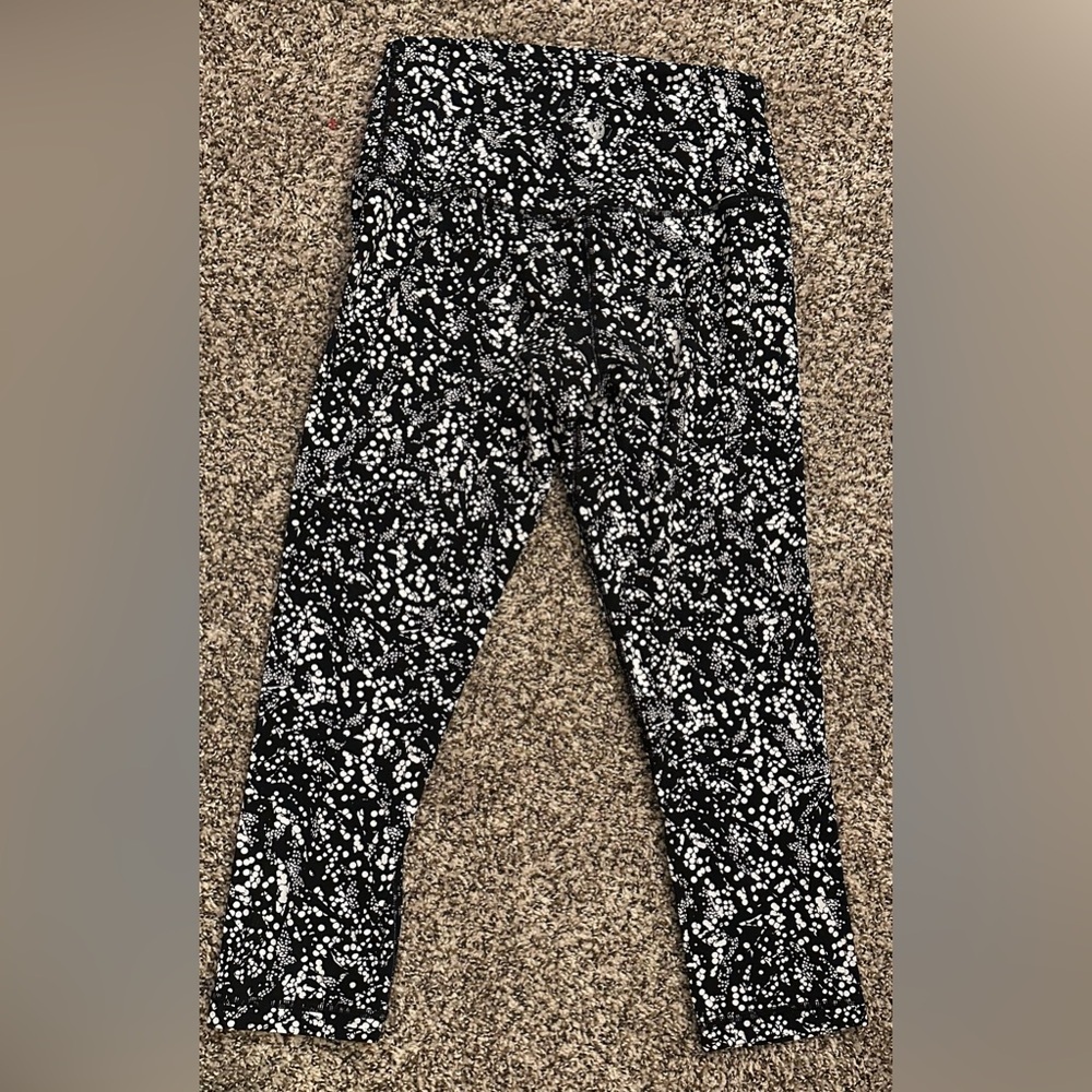 LuLulemon black & white capri yoga pants women’s 6 - Picture 2 of 3